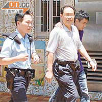 涉嫌毆妻男子（右二）被捕，警員檢走行兇鋼管。