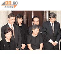 九九年：余若薇參與抗議人大常委會就居留權問題釋法。