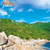 西涌沙灘被譽為中國八大沙灘之一，亦是深圳最大、最長的沙灘。