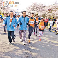 城中鏡：郭位帶隊赴韓跑馬拉松