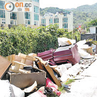 西貢：垃圾站旁堆廢料  食環漠視